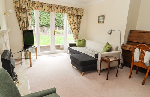 Lixwm Cottage | Y PINWYDD ANNEX, character holiday cottage, with a garden in Holywell
