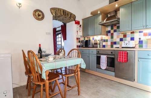 Dwrbach Cottage | Y STABL, romantic, with hot tub in Fishguard