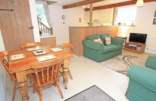 Llanbedr Cottage | Y STABL (THE OLD STABLE), pet friendly, with a garden in Llanbedr