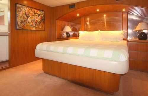 Saint-Tropez City Centre Boat Rental | Yacht Charter Saint Tropez