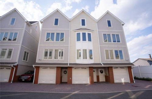 Freeport House | Yachtsman Cove Water Front 3 Bedrooms House Features 3 Levels Living Space in Freeport NY