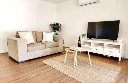 Encounter Bay Apartment | Yaringa Cottage, ultimate entertainer!