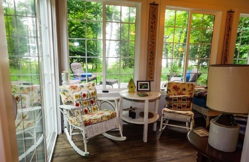 Frankfort Cottage | Year round Crystal Lake cottage, newly remodelled 4br/1ba, w/sandy beach!