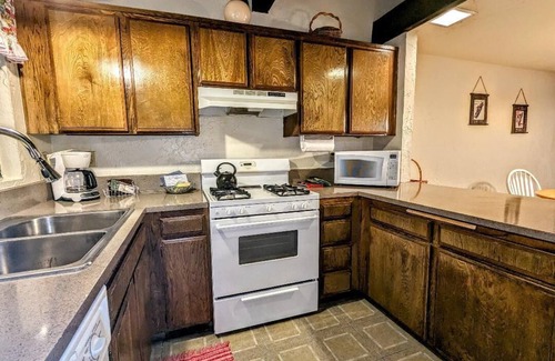 Big Bear Lake Condo | Year-Round Escape – Cozy Townhome at base of Snow Summit