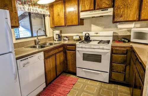 Big Bear Lake Condo | Year-Round Escape – Cozy Townhome at base of Snow Summit