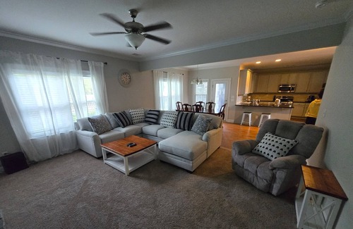 Evans House | Year Round Rental! Awesome Entertainment, 4 Bedroom-2 King 2 Queen, Pet Friendly