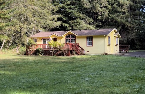 Crescent City Cottage | Yellow cottage in the woods- 5 min from beach!