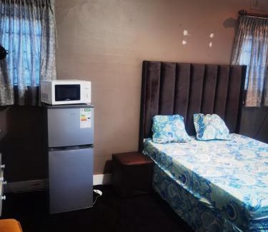Greater Johannesburg Metropolitan Area House | Yellow Stars Guesthouse 1hr 2hrs 3hrs Day Rest