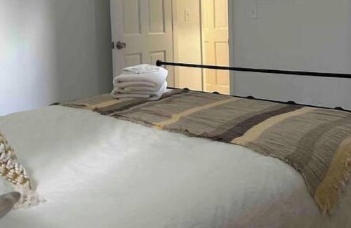 Wilmington House | Yellow Swann-7 min walk to Live Oak Pavillion, Downtown