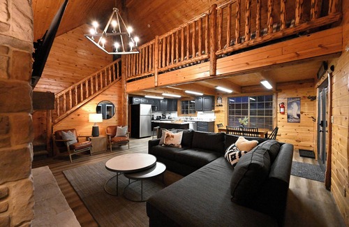 Island Park Cabin | Yellowstone Cabin Retreat –Sleeps 10, Near Yellowstone, ATV & Snowmobile Trails