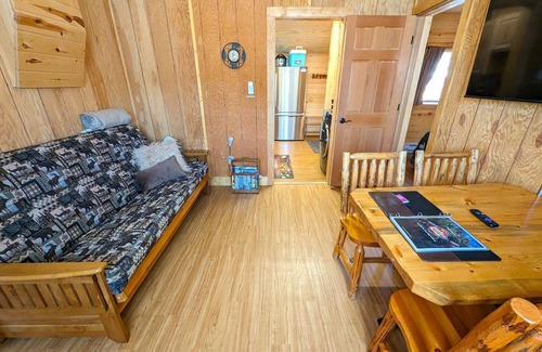 Gardiner Cabin | Yellowstone's Treasure Cabin #4, 2 bedrooms & 2 full bathrooms, few min drive to Yellowstone Park