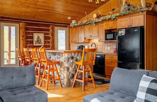 Cody House | Yellowstone Valley Cabin- ideally located retreat, wildlife and mountain views