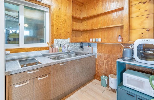Dolsan-eup House | Yeosu Hi Mom Kids Family Pension Black
