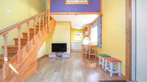 Pokchon House | Yeosu Noeul Walk Pet Pension