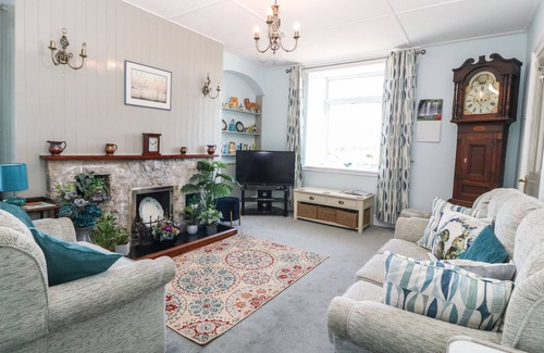 Dolbenmaen Cottage | YMWLCH BACH FARMHOUSE, character holiday cottage in Criccieth