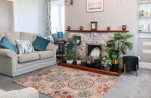 Dolbenmaen Cottage | YMWLCH BACH FARMHOUSE, character holiday cottage in Criccieth