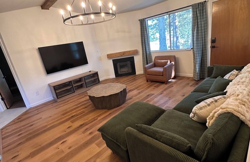 Oakhurst Cabin | Yosemite Gateway: Modern Dual-Master Cabin