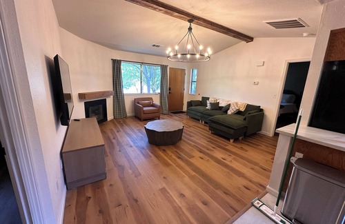 Oakhurst Cabin | Yosemite Gateway: Modern Dual-Master Cabin