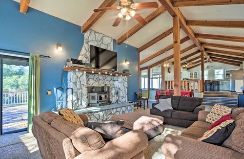 Yosemite Forks House | Yosemite Home w/Deck < 4 Mi to Bass Lake!