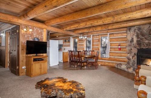 Yosemite National Park House | Yosemite Log Cabin-Rustic Charm-Sleeps 8