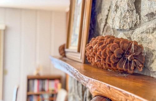 Mariposa House | Yosemite Mountaintop Retreat on 100 acres, 2 Homes, 2 hot tubs, pool