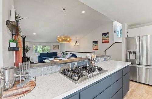 Mariposa House | Yosemite Oasis - Mountain Views with Pool and Hottub