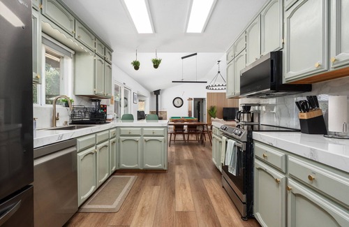 Mariposa House | Yosemite Sunrise Retreats: 2 Homes on 5 Acres! Pool, 2 Spas, 50 min to Yosemite!