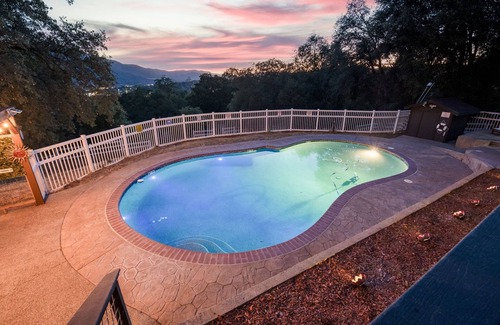 Oakhurst House | Yosemite zen, Pool, Hot tub, Private suite and Views!