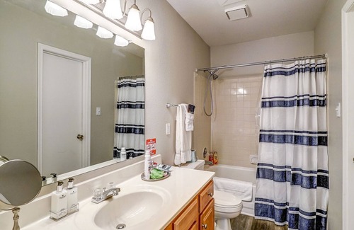 Richmond Apartment | You'll ❤ this 1 King, 1 Queen Bed Apt in West End