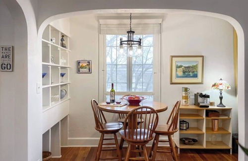 West Annapolis Cottage | Your Annapolis Waterfront retreat - a short walk to Navy Football Home Games - Navy v. South Florida 11/15/25 weekend still available! Or the USNA Gospel Choir Concert weekend of 10/17/25