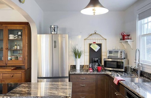 West Annapolis Cottage | Your Annapolis Waterfront retreat - a short walk to Navy Football Home Games - Navy v. South Florida 11/15/25 weekend still available! Or the USNA Gospel Choir Concert weekend of 10/17/25