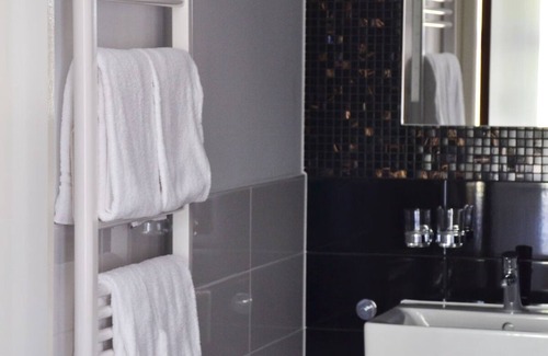 Ouddorp Hotel | Your Comfortable Coastal Home Steps from Surf, Sand, and Nature! Free Breakfast