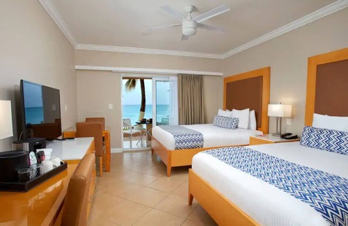 Philipsburg Hotel | Your Dream Carribean Getaway! 4 Units, Beachfront, Pools, FREE Parking Onsite!