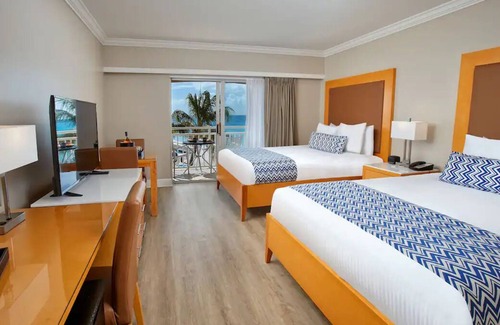 Philipsburg Hotel | Your Dream Carribean Getaway! 4 Units, Beachfront, Pools, FREE Parking Onsite!