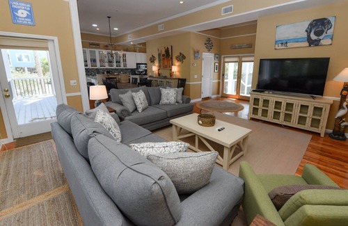 Plantation House | YOUR FAMILY'S UNFORGETTABLE VACATION AWAITS YOU AT SAND SOLACE!