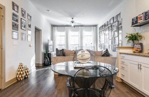 Ninth Street Apartment | Your Fan Favorite Modern Suite | 9th St.