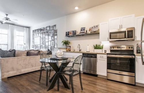 Ninth Street Apartment | Your Fan Favorite Modern Suite | 9th St.