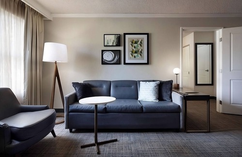 Raisin Hotel | Your Fresno Escape! 2 Modern Units, Full Kitchen, Outdoor Pool, Pets Allowed!
