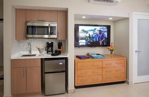 Oranjestad-West Hotel | Your Home Away From Home! Onsite Pool, Kitchenette, Free Parking