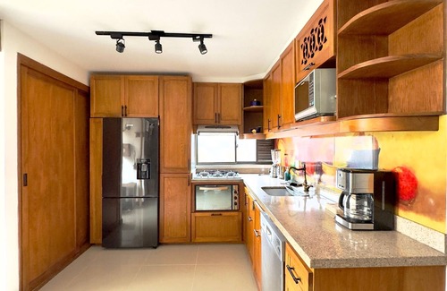 La America House | "Your home away from home" The Yellow corner, with private Jacuzzi.