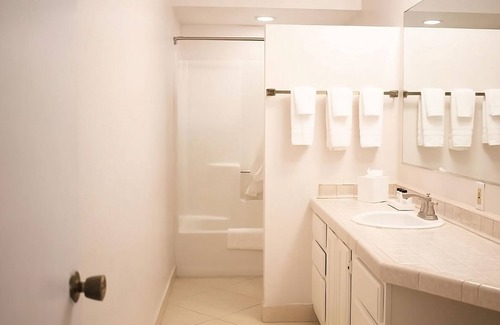 Village of La Jolla Hotel | Your Home Away From Home! Family-friendly Unit! Close to La Jolla Cove Beach!