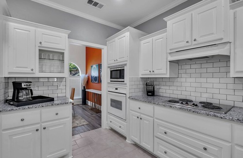 Longview House | Your home away from home. Fully furnished & tastefully decorated w/you in mind.