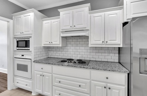 Longview House | Your home away from home. Fully furnished & tastefully decorated w/you in mind.