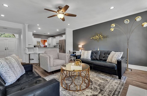 Longview House | Your home away from home. Fully furnished & tastefully decorated w/you in mind.