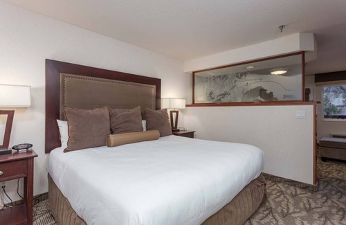 Orchard District Hotel | Your Home Away From Home! Pool, Pet-Friendly, Free Parking, On-Site Restaurant
