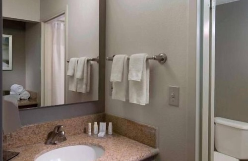 Boca Raton Hotel | Your Home Away From Home! 3 Modern Units, Short Drive to Highland Beach, Pool!