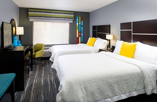 Glenwood Springs Hotel | Your Home Away from Home! Free Breakfast, Pool, Pets Allowed, Free Parking!