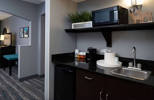 Glenwood Springs Hotel | Your Home Away from Home! Free Breakfast, Pool, Pets Allowed, Free Parking!