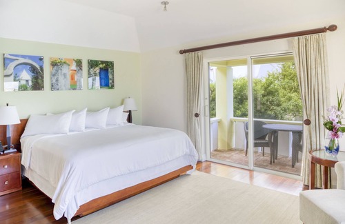 Paget Hotel | Your Home Far Away From Home! Outdoor Pool, FREE Parking, Near Southlands!