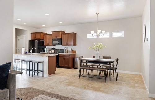 Meridian House | ❃Your Homebase for BSU Sports! Quiet Neighborhood, plenty to do! Book today!❃